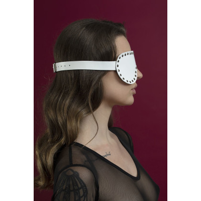 Маска на очі з заклепками Feral Feelings - Blindfold Mask, натуральна шкіра, біла Маска на очі з заклепками Feral Feelings - Blindfold Mask, натуральна шкіра, біла