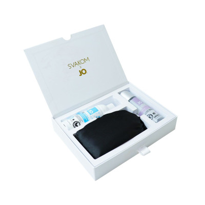 Подарунковий набір Svakom Anniversary Box: вакуумний стимулятор, стрічки, маска, лубрикант, спрей Подарунковий набір Svakom Anniversary Box: вакуумний стимулятор, стрічки, маска, лубрикант, спрей