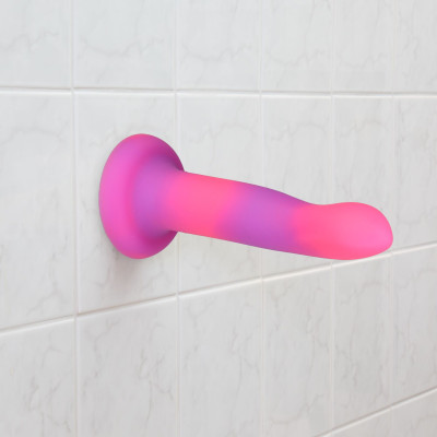 Фалоімітатор, що світиться у темряві, ADDICTION - Rave - 8" Glow in the Dark Dildo - Pink Purple